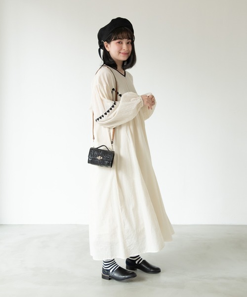 MERLOT（メルロー）の「エンブロイダリーワンピース（ワンピース・レディース・ネイビー/マスタード/ナチュラル・FREE）」の4枚目の写真