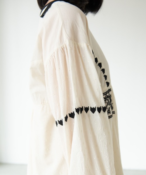 MERLOT（メルロー）の「エンブロイダリーワンピース（ワンピース・レディース・ネイビー/マスタード/ナチュラル・FREE）」の12枚目の写真