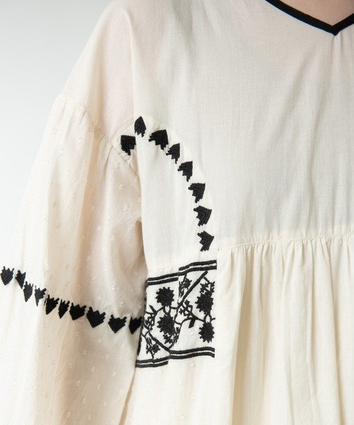 MERLOT（メルロー）の「エンブロイダリーワンピース（ワンピース・レディース・ネイビー/マスタード/ナチュラル・FREE）」の9枚目の写真
