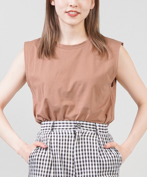 SPINNS（スピンズ）の「【10色展開】ノースリーブカットソー（タンクトップ・レディース・ホワイト/ブラック/ベージュ/ネイビー/ブラウン/カーキ/オレンジ/ブルー/グリーン/グリーン系その他・ONESIZE）」の4枚目の写真