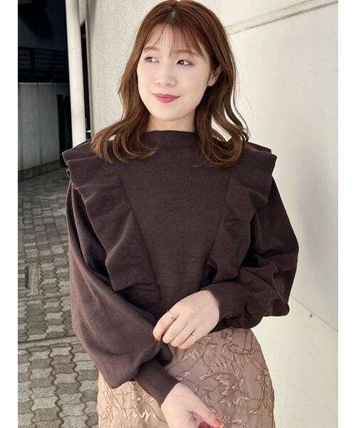 MERCURYDUO（マーキュリーデュオ）の「ハイネックボリュームラッフルニット（ニット/セーター・レディース・ブラウン/ベージュ/オフホワイト・FREE）」の3枚目の写真