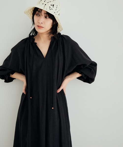 SALON adam et rope'(サロン アダム エ ロペ)の「【2WAY・洗える】リネン混フリルロングワンピース(ワンピース・レディース・ブラック/ライトグリーン/ブラウン・FREE)」の2枚目の写真