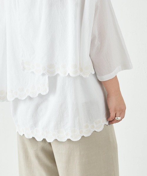 BEARDSLEY（ビアズリー）の「カットワーク刺繍ブラウス（シャツ/ブラウス・レディース・ホワイト/ネイビー・FREE）」の6枚目の写真