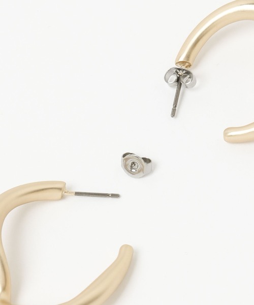 Andemiu（アンデミュウ）の「マットウエーブピアス347867（ピアス（両耳用）・レディース・シルバー/ゴールド・FREE）」の6枚目の写真