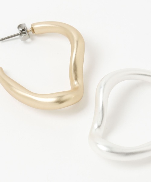 Andemiu（アンデミュウ）の「マットウエーブピアス347867（ピアス（両耳用）・レディース・シルバー/ゴールド・FREE）」の7枚目の写真