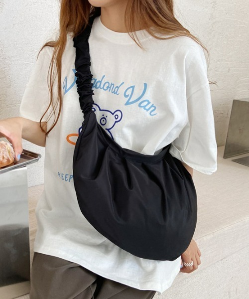 Loueme(ルエム)の「ギャザームーンショルダーバッグ(ショルダーバッグ・レディース・ホワイト/ブラック/ピンク/ブルー・FREE)」の3枚目の写真