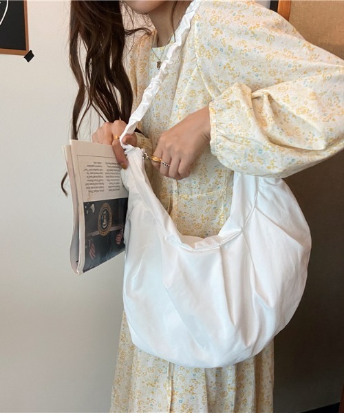 Loueme(ルエム)の「ギャザームーンショルダーバッグ(ショルダーバッグ・レディース・ホワイト/ブラック/ピンク/ブルー・FREE)」の10枚目の写真