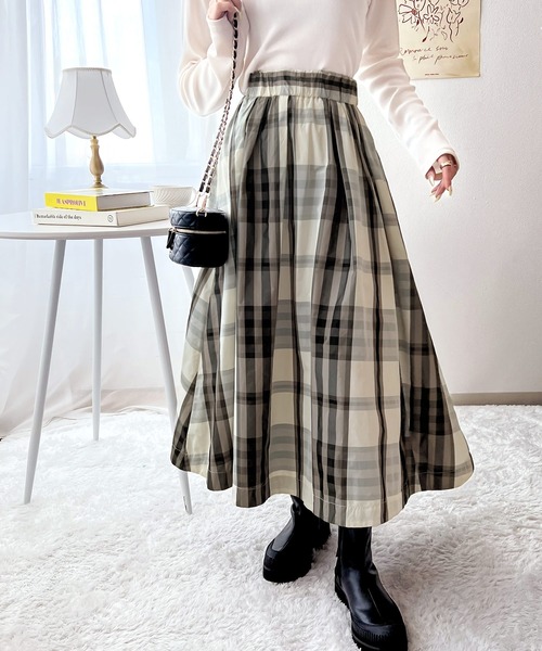 classicalelf(クラシカルエルフ)の「大人可愛い魅力。Bigチェック柄フレアスカート(チェック柄&無地)(スカート・レディース・ブラック/ホワイト系その他/ブラック系その他・SMALL/MEDIUM/LARGE/X-LARGE)」の5枚目の写真