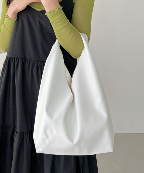 CLEA（クレア）の「トライアングル ソフトフェイクレザートートバッグ（トートバッグ・レディース・ホワイト/ブラック/キャメル・FREE）」の2枚目の写真