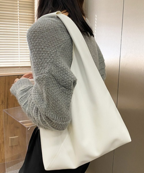 CLEA（クレア）の「トライアングル ソフトフェイクレザートートバッグ（トートバッグ・レディース・ホワイト/ブラック/キャメル・FREE）」の4枚目の写真