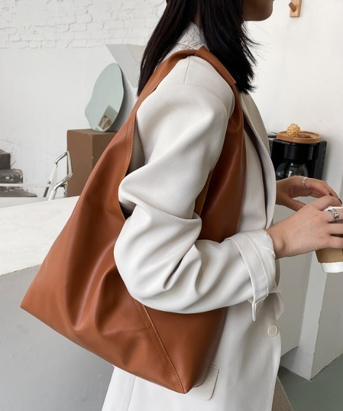 CLEA（クレア）の「トライアングル ソフトフェイクレザートートバッグ（トートバッグ・レディース・ホワイト/ブラック/キャメル・FREE）」の8枚目の写真