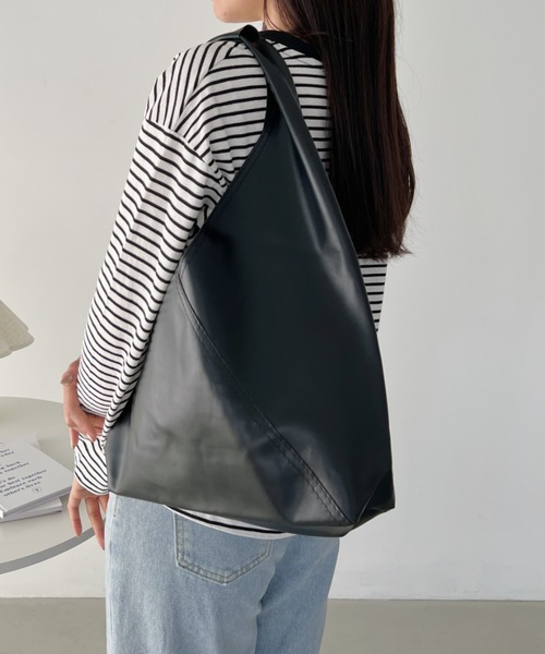 CLEA（クレア）の「トライアングル ソフトフェイクレザートートバッグ（トートバッグ・レディース・ホワイト/ブラック/キャメル・FREE）」の20枚目の写真