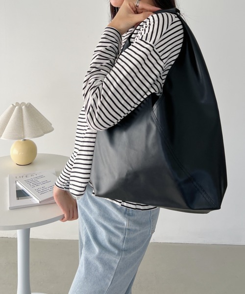 CLEA（クレア）の「トライアングル ソフトフェイクレザートートバッグ（トートバッグ・レディース・ホワイト/ブラック/キャメル・FREE）」の21枚目の写真