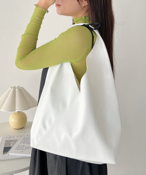 CLEA（クレア）の「トライアングル ソフトフェイクレザートートバッグ（トートバッグ・レディース・ホワイト/ブラック/キャメル・FREE）」の14枚目の写真