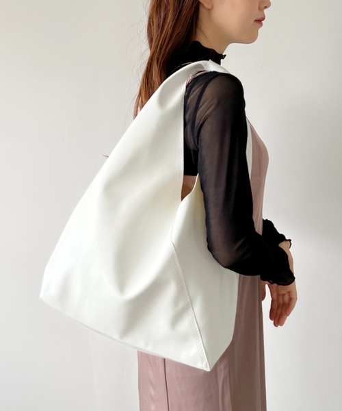 CLEA（クレア）の「トライアングル ソフトフェイクレザートートバッグ（トートバッグ・レディース・ホワイト/ブラック/キャメル・FREE）」の18枚目の写真