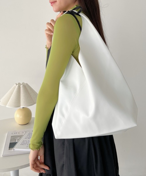 CLEA（クレア）の「トライアングル ソフトフェイクレザートートバッグ（トートバッグ・レディース・ホワイト/ブラック/キャメル・FREE）」の15枚目の写真