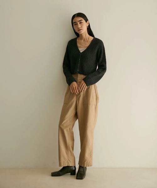 SALON adam et rope'(サロン アダム エ ロペ)の「【WEB限定】カールヤーンVネックショートカーディガン(カーディガン/ボレロ・レディース・チャコールグレー/オフホワイト・FREE)」の4枚目の写真
