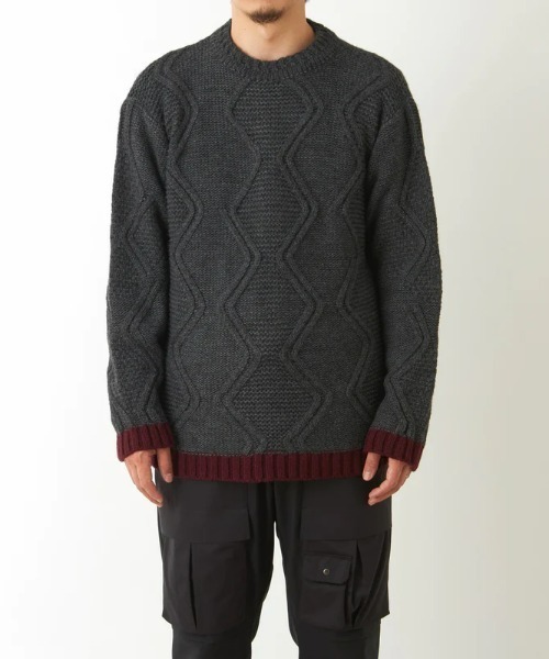 WHITE MOUNTAINEERING（ホワイトマウンテニアリング）の「2TONE CREW NECK KNIT（ニット/セーター・メンズ・チャコール/キャメル・1/2）」の4枚目の写真