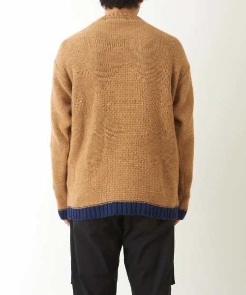 WHITE MOUNTAINEERING（ホワイトマウンテニアリング）の「2TONE CREW NECK KNIT（ニット/セーター・メンズ・チャコール/キャメル・1/2）」の8枚目の写真