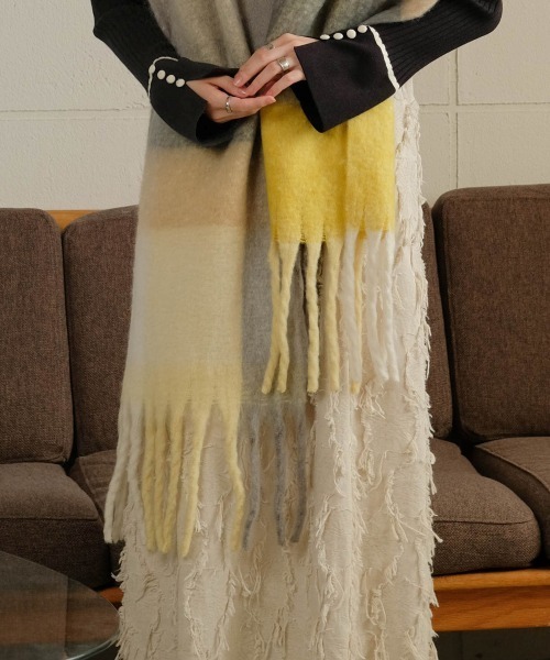 Bab（バブ）の「起毛チェック柄マフラー（マフラー・レディース・イエロー/ブルー/パープル・ONESIZE）」の7枚目の写真