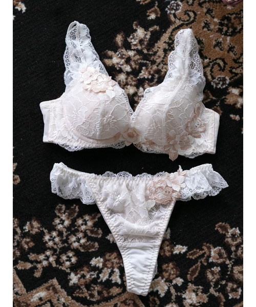 Absorle(アブソール)の「セクシーレースモチーフ ブラ&Tバックセット(ブラ&ショーツ)」|シャンパン
