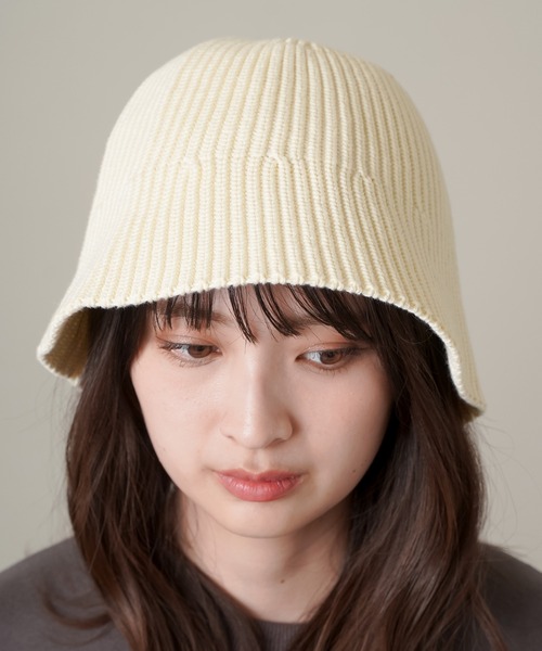 SPINNS（スピンズ）の「ニットクローシュハット（ハット・レディース・オフホワイト/ブラック・ONESIZE）」の2枚目の写真