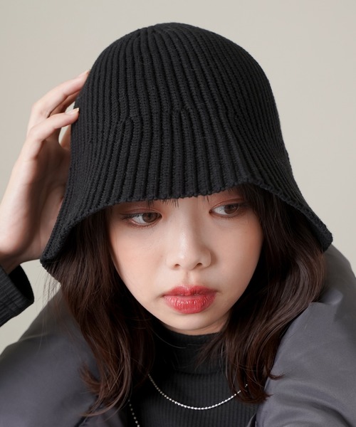 SPINNS（スピンズ）の「ニットクローシュハット（ハット・レディース・オフホワイト/ブラック・ONESIZE）」の6枚目の写真