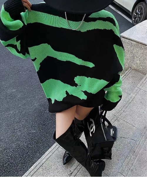 me+em select(ミームセレクト)の「ビッグシルエットバイカラーゼブラニット / bicolor zebra pattern knit(ニット/セーター・レディース・グリーン/ピンク/オレンジ・FREE)」の2枚目の写真