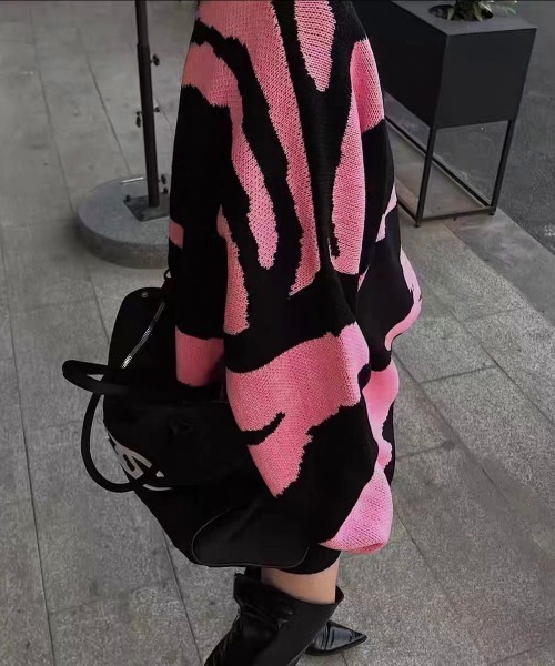 me+em select(ミームセレクト)の「ビッグシルエットバイカラーゼブラニット / bicolor zebra pattern knit(ニット/セーター・レディース・グリーン/ピンク/オレンジ・FREE)」の17枚目の写真