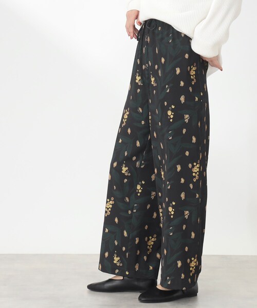 THE SHOP TK （ザ ショップ ティーケー ）の「◆【1枚でサマになる/華やか】ミモザブーケ柄イージーワイドパンツ（その他パンツ・レディース・ブラック系/ホワイト系3・99/12/13）」の3枚目の写真