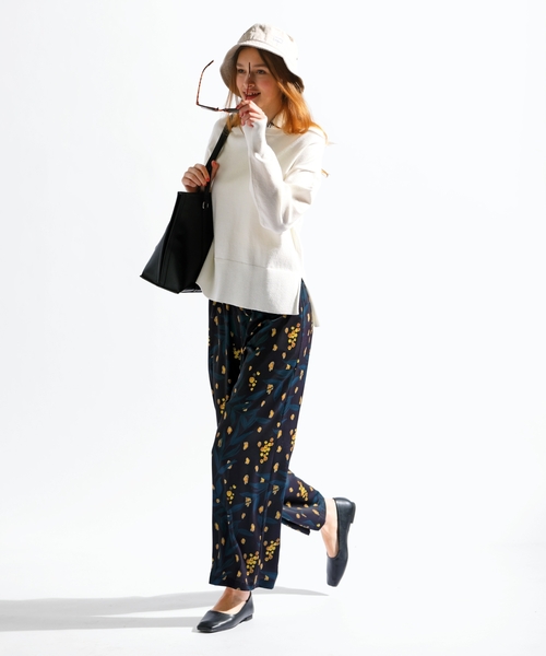 THE SHOP TK （ザ ショップ ティーケー ）の「◆【1枚でサマになる/華やか】ミモザブーケ柄イージーワイドパンツ（その他パンツ・レディース・ブラック系/ホワイト系3・99/12/13）」の4枚目の写真