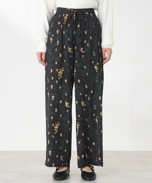 THE SHOP TK （ザ ショップ ティーケー ）の「◆【1枚でサマになる/華やか】ミモザブーケ柄イージーワイドパンツ（その他パンツ・レディース・ブラック系/ホワイト系3・99/12/13）」の5枚目の写真