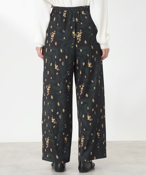 THE SHOP TK （ザ ショップ ティーケー ）の「◆【1枚でサマになる/華やか】ミモザブーケ柄イージーワイドパンツ（その他パンツ・レディース・ブラック系/ホワイト系3・99/12/13）」の7枚目の写真