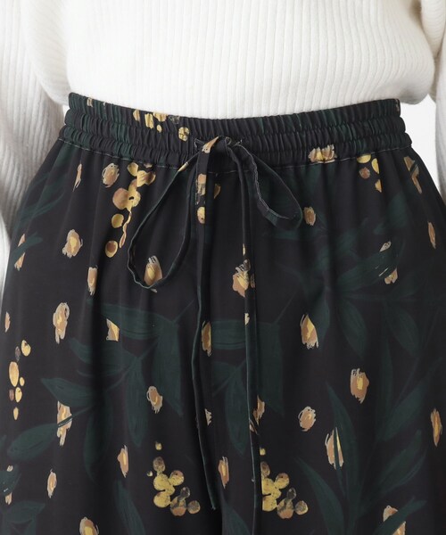 THE SHOP TK （ザ ショップ ティーケー ）の「◆【1枚でサマになる/華やか】ミモザブーケ柄イージーワイドパンツ（その他パンツ・レディース・ブラック系/ホワイト系3・99/12/13）」の8枚目の写真