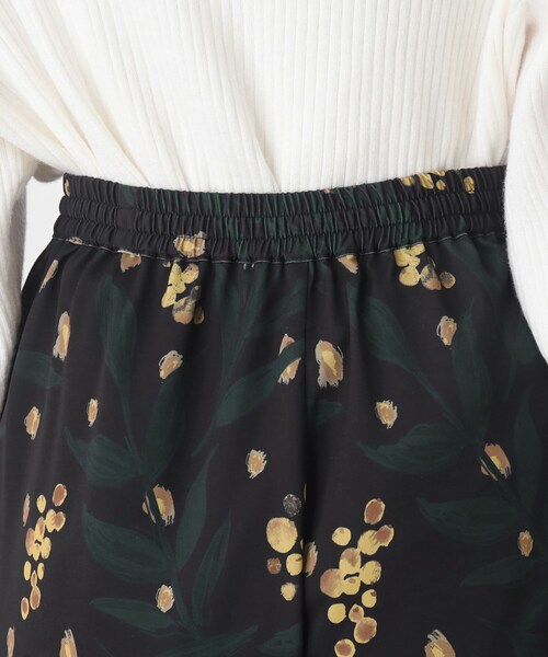 THE SHOP TK （ザ ショップ ティーケー ）の「◆【1枚でサマになる/華やか】ミモザブーケ柄イージーワイドパンツ（その他パンツ・レディース・ブラック系/ホワイト系3・99/12/13）」の9枚目の写真