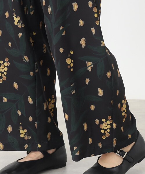 THE SHOP TK （ザ ショップ ティーケー ）の「◆【1枚でサマになる/華やか】ミモザブーケ柄イージーワイドパンツ（その他パンツ・レディース・ブラック系/ホワイト系3・99/12/13）」の10枚目の写真