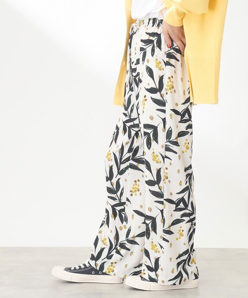 THE SHOP TK （ザ ショップ ティーケー ）の「◆【1枚でサマになる/華やか】ミモザブーケ柄イージーワイドパンツ（その他パンツ・レディース・ブラック系/ホワイト系3・99/12/13）」の12枚目の写真