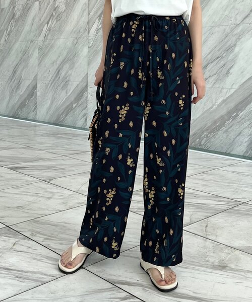 THE SHOP TK （ザ ショップ ティーケー ）の「◆【1枚でサマになる/華やか】ミモザブーケ柄イージーワイドパンツ（その他パンツ・レディース・ブラック系/ホワイト系3・99/12/13）」の2枚目の写真
