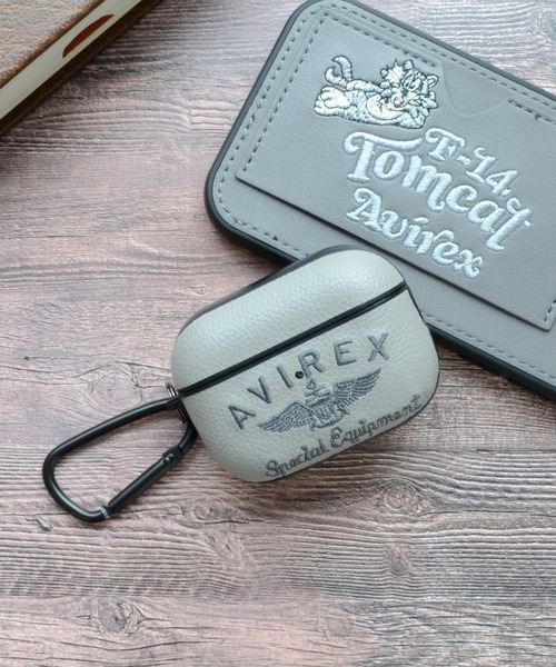 AVIREX(アヴィレックス)の「アヴィレックス AirPods Pro 第3世代 第2世代 第1世代 ケース「刺繍ロゴ」(ヘッドフォン/イヤホン・メンズ・ブラック/ブラウン/グレー/ネイビー・A/B)」の3枚目の写真