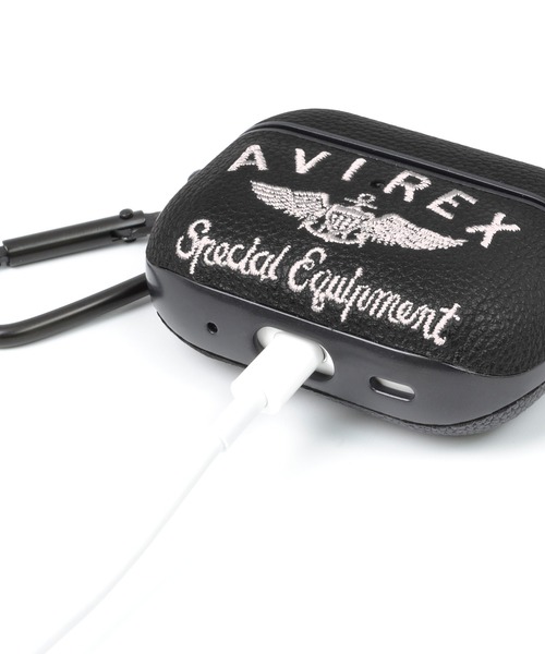 AVIREX(アヴィレックス)の「アヴィレックス AirPods Pro 第3世代 第2世代 第1世代 ケース「刺繍ロゴ」(ヘッドフォン/イヤホン・メンズ・ブラック/ブラウン/グレー/ネイビー・A/B)」の5枚目の写真