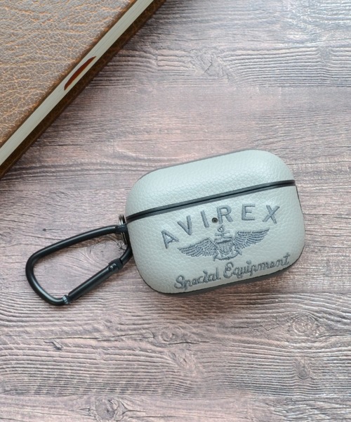 AVIREX(アヴィレックス)の「アヴィレックス AirPods Pro 第3世代 第2世代 第1世代 ケース「刺繍ロゴ」(ヘッドフォン/イヤホン・メンズ・ブラック/ブラウン/グレー/ネイビー・A/B)」の16枚目の写真