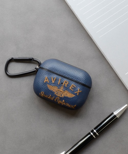 AVIREX(アヴィレックス)の「アヴィレックス AirPods Pro 第3世代 第2世代 第1世代 ケース「刺繍ロゴ」(ヘッドフォン/イヤホン・メンズ・ブラック/ブラウン/グレー/ネイビー・A/B)」の14枚目の写真