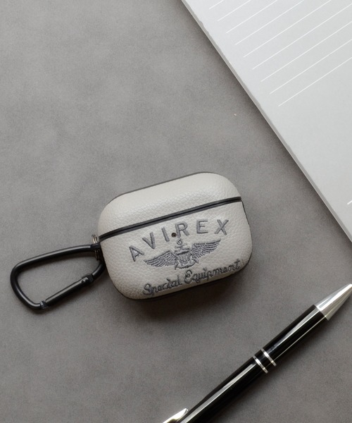 AVIREX(アヴィレックス)の「アヴィレックス AirPods Pro 第3世代 第2世代 第1世代 ケース「刺繍ロゴ」(ヘッドフォン/イヤホン・メンズ・ブラック/ブラウン/グレー/ネイビー・A/B)」の12枚目の写真
