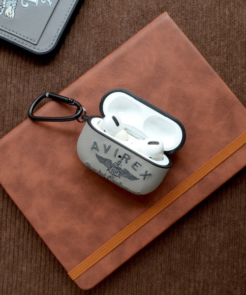 AVIREX(アヴィレックス)の「アヴィレックス AirPods Pro 第3世代 第2世代 第1世代 ケース「刺繍ロゴ」(ヘッドフォン/イヤホン・メンズ・ブラック/ブラウン/グレー/ネイビー・A/B)」の17枚目の写真