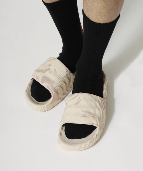 adidas(アディダス)の「adidas/アディダス ADILETTE 22 アディレッタ(サンダル・メンズ・ライトブラウン/ホワイト/ダークグレー/ブラック/グリーン系その他/ベージュ系その他/ブルー/アイボリー・25.5/27.5/23.5/26.5/28.5/24.5)」の20枚目の写真