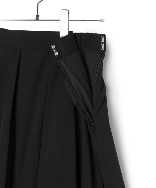 ADAM ET ROPE'(アダムエロペ)の「【WEB限定】タックティアードスカート(スカート・レディース・ブラック/ネイビー/オフホワイト・FREE)」の12枚目の写真