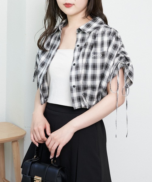 Chico(チコ)の「ドロストクロップド丈シャツ(シャツ/ブラウス・レディース・イエロー系その他2/ブルー系その他2/アイボリー/ブルー/ピンク/イエロー/ブラウン系その他2/ブラック系その他2・FREE)」の3枚目の写真