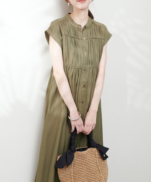 natural couture(ナチュラルクチュール)の「ギャザーデザイン楊柳シャツワンピース(ワンピース・レディース・オフホワイト/カーキ/ブラック/オレンジ・FREE)」の3枚目の写真