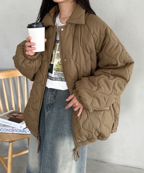 CLEA（クレア）の「裏ボアオーバーサイズキルティングジャケット/中綿コート（ブルゾン・レディース・ブルー/ホワイト/ブラック/ベージュ/ピンク/カーキ/アイボリー/オリーブ/ミント/イエロー・FREE/S）」の5枚目の写真