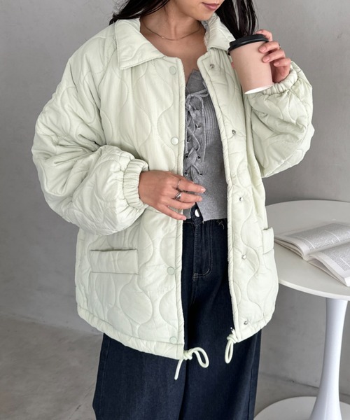 CLEA（クレア）の「裏ボアオーバーサイズキルティングジャケット/中綿コート（ブルゾン・レディース・ブルー/ホワイト/ブラック/ベージュ/ピンク/カーキ/アイボリー/オリーブ/ミント/イエロー・FREE/S）」の7枚目の写真